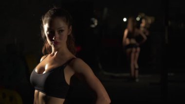 Kendini püskürtme güzel kadın fitness modeli