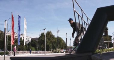 kaykaycı günbatımında çevirmek