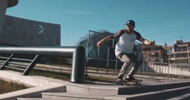 Kaykaycı Flip yapıyor gün batımında