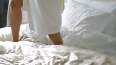 Bir elbise askısı alarak gelin