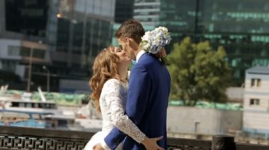 Kentsel şehir öpüşme Düğün çifti