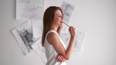 Fotoğraf makinesi ile kalem ile flört güzel seksi kadın