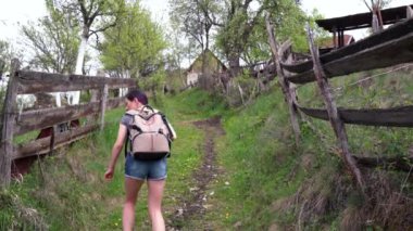 Turist kız bir Köyü yakınlarındaki bir tepe üzerinde yürüyüş