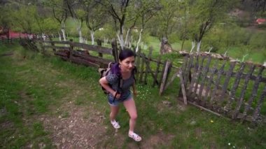 Bir Köyü yakınlarındaki bir tepe üzerinde yürüyen genç kadın