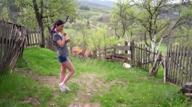 Doğanın keyfini bir köyde kız