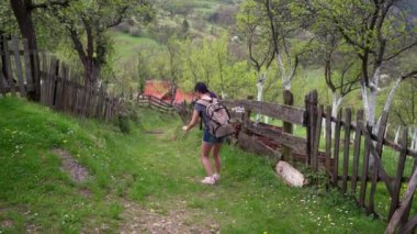 Güzel kız bir Köyü yakınlarındaki bir tepe üzerinde yürüyüş