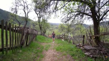 Asyalı kız bir Köyü yakınlarındaki bir tepe üzerinde yürüyüş