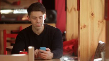 Yakışıklı adam kahve içme ve sörf internet