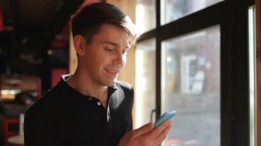 Güzel adam kahve içme ve Evet