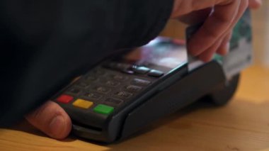 Kredi kartı swipe terminal makine aracılığıyla