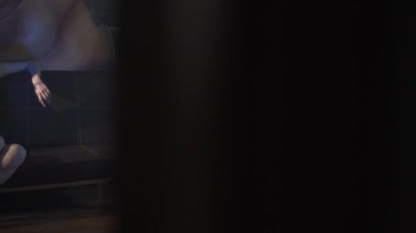 Genç kadın kulüp Divan Sigara