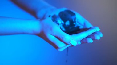 Mürekkep akar kadın avuç içi