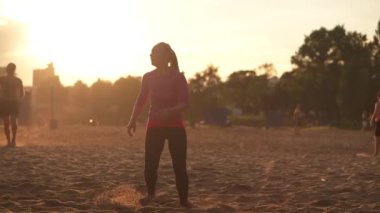 iki kız voleybol oynarken