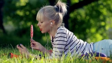 Hippi kız lolipop ve müzik çalar ile