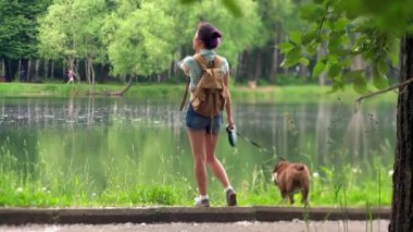 Bir köpek tarafından bir göl olan kadın