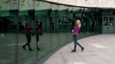 güzel patenci kadın açık onun arkadaşı karşılamak