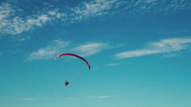 Hang glider bir alan üzerinde uçan