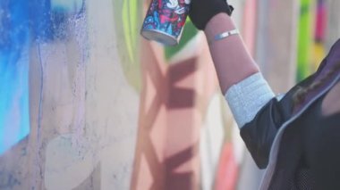 Kız duvara püskürtme boya yürüyüş