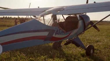 Kısa hareket kendine güvenen genç kadın pilot,