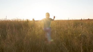 çocuk oyuncak uçak ile doğru buğday alan çalışan