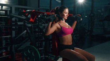 genç kadın kas spor salonu makinede esneme