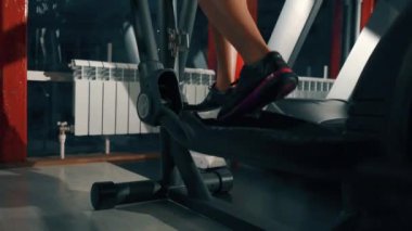 Bir koşu bandı üzerinde eğitim ve sağlıklı kız