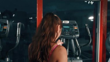 Güzel kız bir koşu bandı üzerinde eğitim