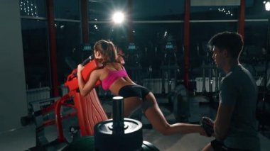Sportif kadın ve spor salonunda kişisel antrenör