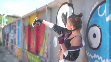 graffiti duvar selfie yaparken seksi kız