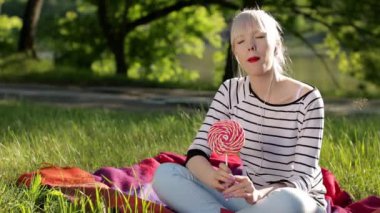 Bir şarkı söylerken lolipop olan kadın