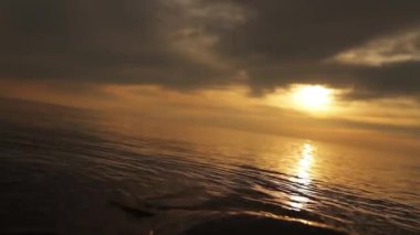 dalgalar ve altın gökyüzü