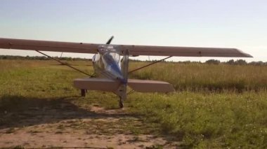 Yeşil çimenlerin üzerinde sürme eski bir uçak