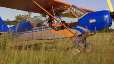 bir vintage uçağın kokpit içinde bir pilot