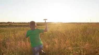 çocuk oyuncak uçak ile doğru alan çalışan