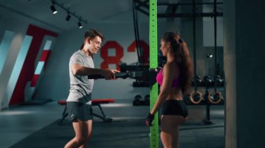 yakışıklı adam ve jimnastik salonu kadın antrenör