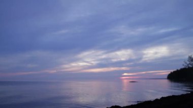 Mor günbatımı formu yalnız Beach'te bulanıklık