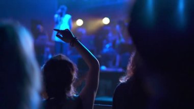 canlı konser, mavi ışık el sallayarak insanlar