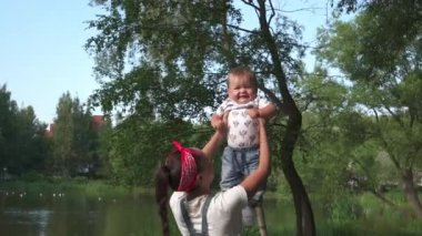 Bebekle, açık oynayan Mothe