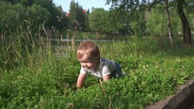 Parkta yürümek için öğretim bebek