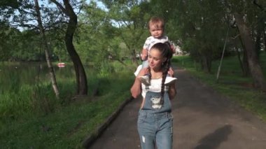 Anne ile bebek Açık omuz üzerinde