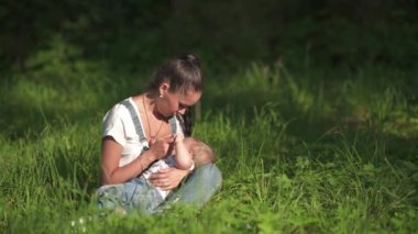 Anne bebeğini doğa havada besleme