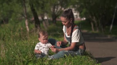Açık oynayan çiçekler, bebekle anne