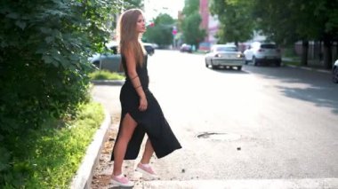 Şık kız yolda, poz yol geçtikten