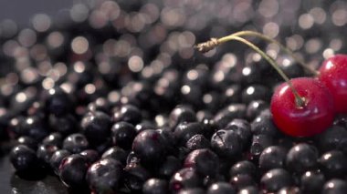 çilek arka plan altında su dökerek karıştırın