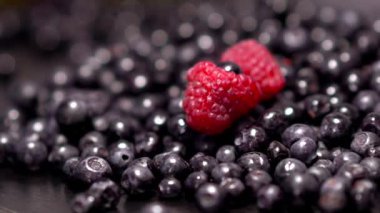 bir avuç bluberries üzerinde ahududu Falls