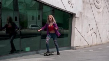 Güzel patenci kadın dışarıda eğleniyor.