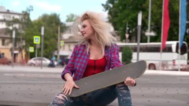 patenci kız kaykay ile oynarken açık