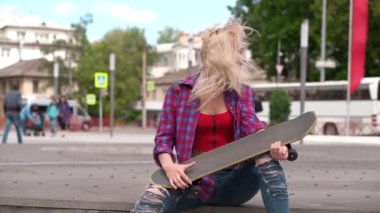 patenci kız kaykay ile oynamaktan