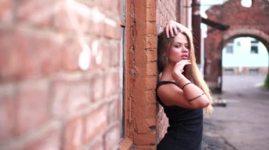 Sokak eski tuğla poz güzel kadın