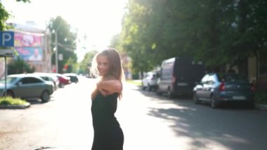 Yolda poz şık seksi kız